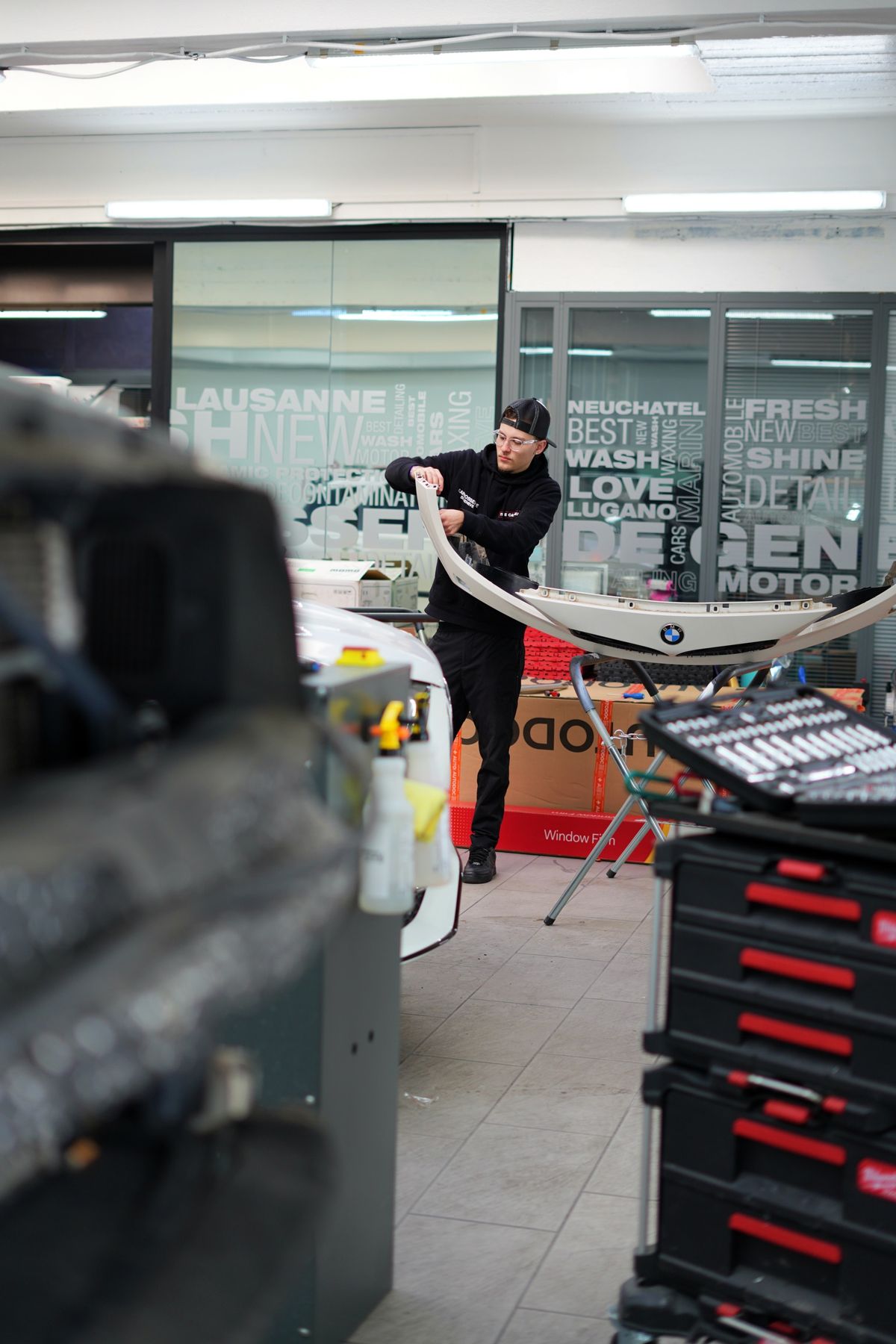 Carrossier remettant en forme un pare-chocs de BMW