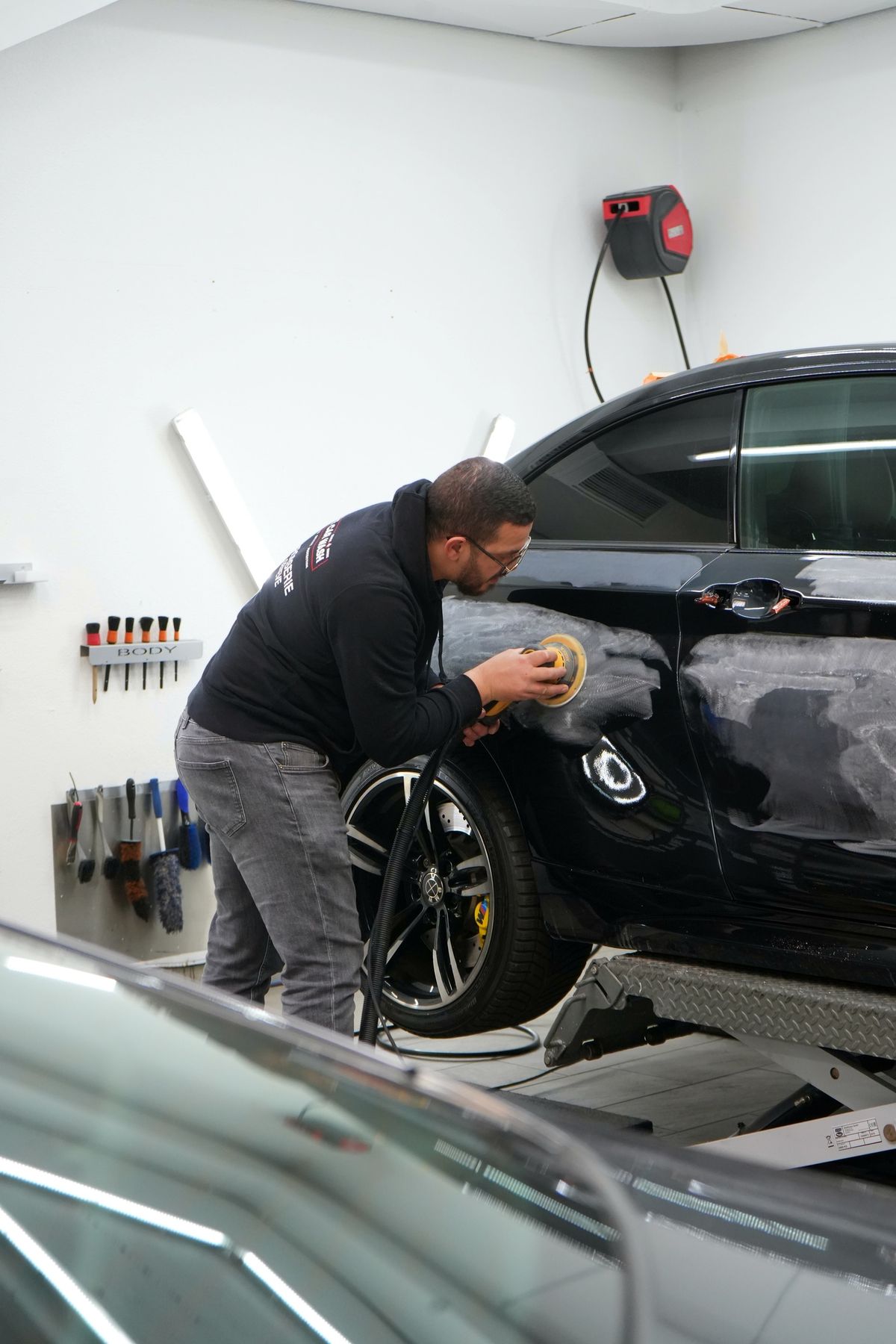 Ponçage d'une BMW noire sur le pont